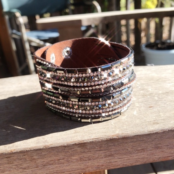 Jewelry - Beautiful Boho Leather and Crystal Snap Bracelet